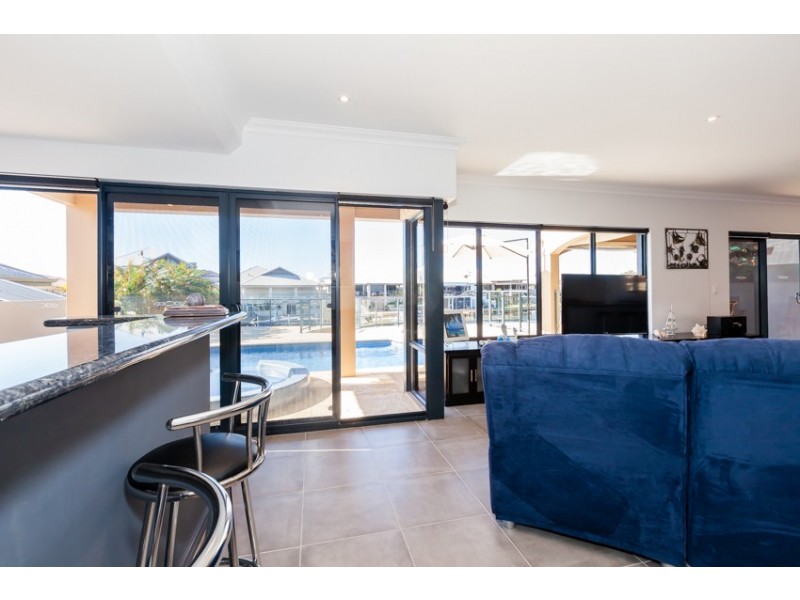 14 Syrenka Turn, Halls Head WA 6210