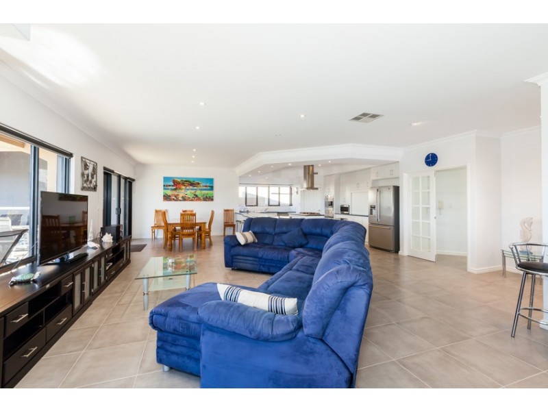 14 Syrenka Turn, Halls Head WA 6210