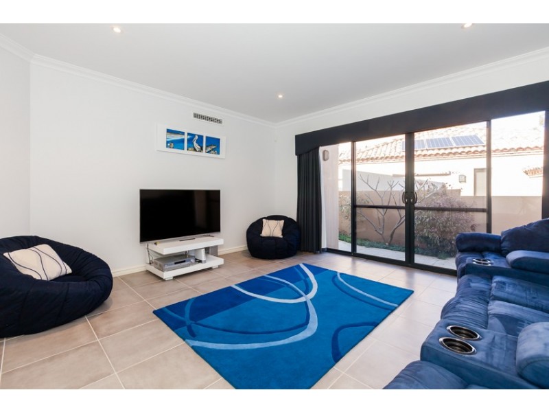 14 Syrenka Turn, Halls Head WA 6210