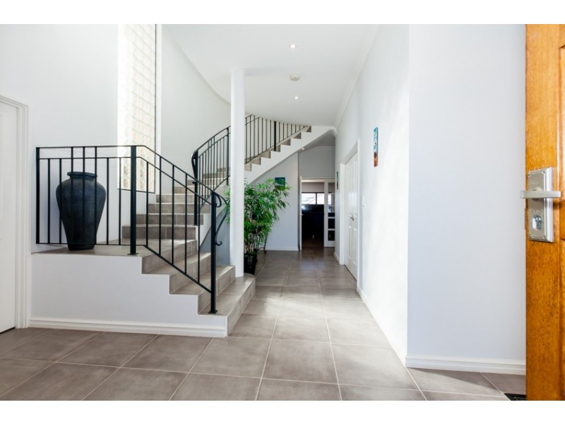 14 Syrenka Turn, Halls Head WA 6210