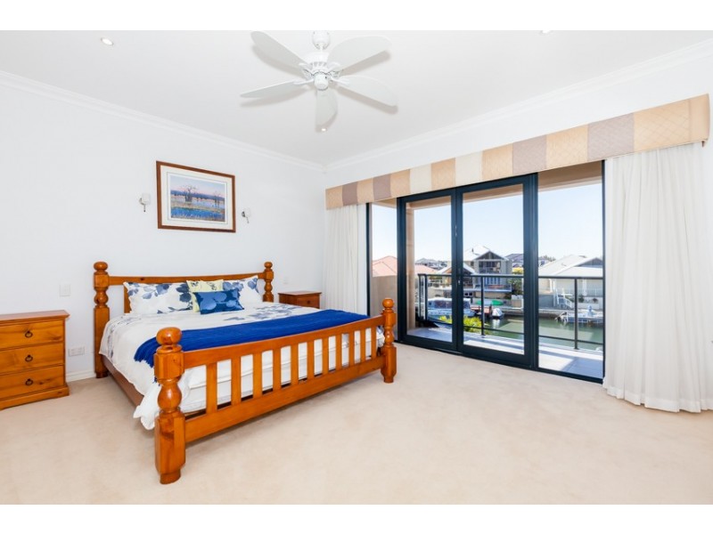 14 Syrenka Turn, Halls Head WA 6210