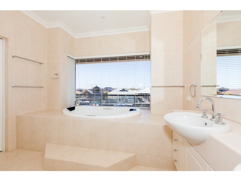 14 Syrenka Turn, Halls Head WA 6210