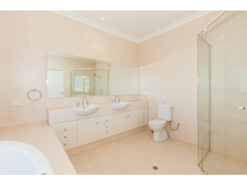 14 Syrenka Turn, Halls Head WA 6210