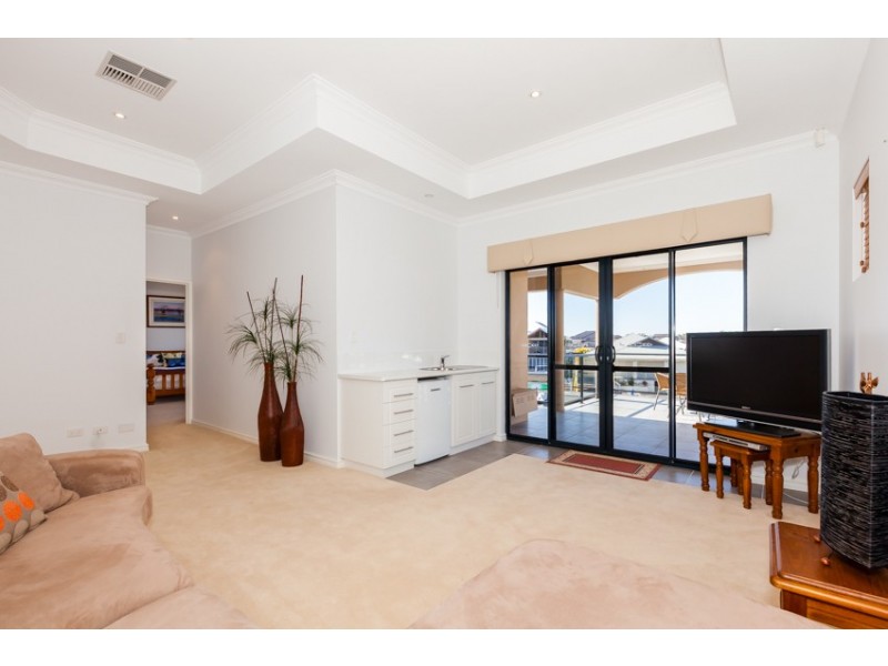 14 Syrenka Turn, Halls Head WA 6210