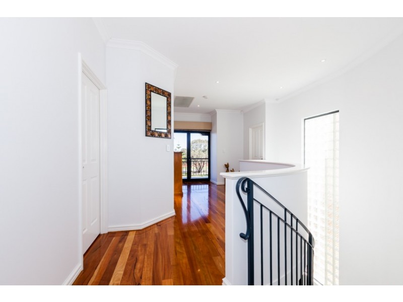 14 Syrenka Turn, Halls Head WA 6210