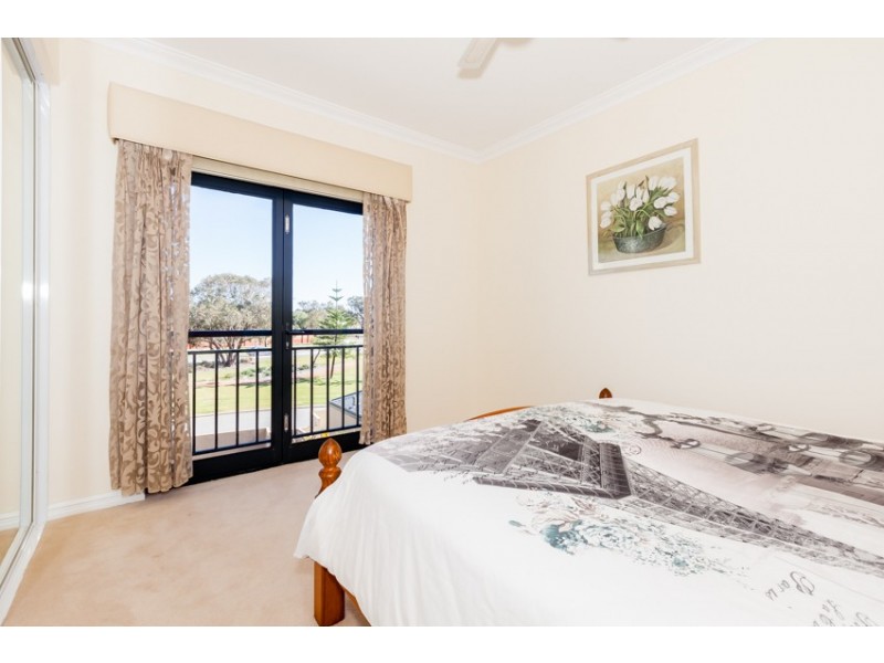 14 Syrenka Turn, Halls Head WA 6210