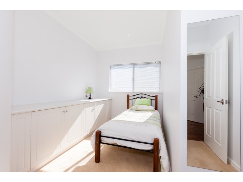 14 Syrenka Turn, Halls Head WA 6210