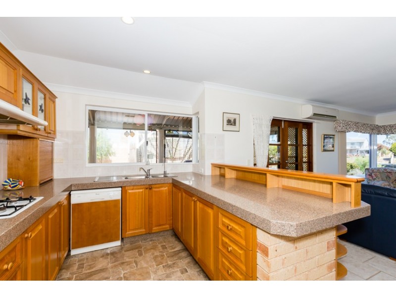 16 Fortescue Court, Dudley Park WA 6210