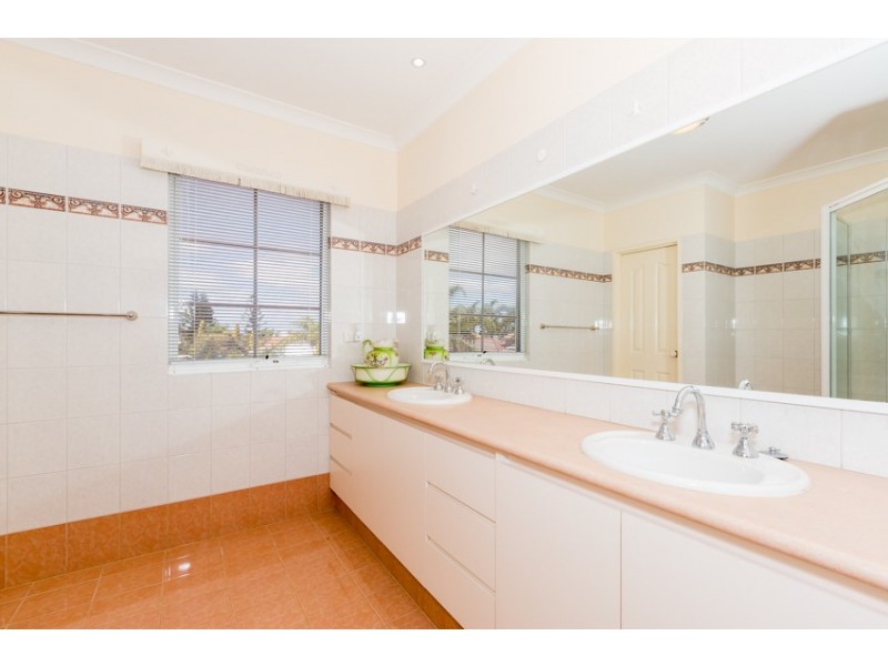 16 Fortescue Court, Dudley Park WA 6210