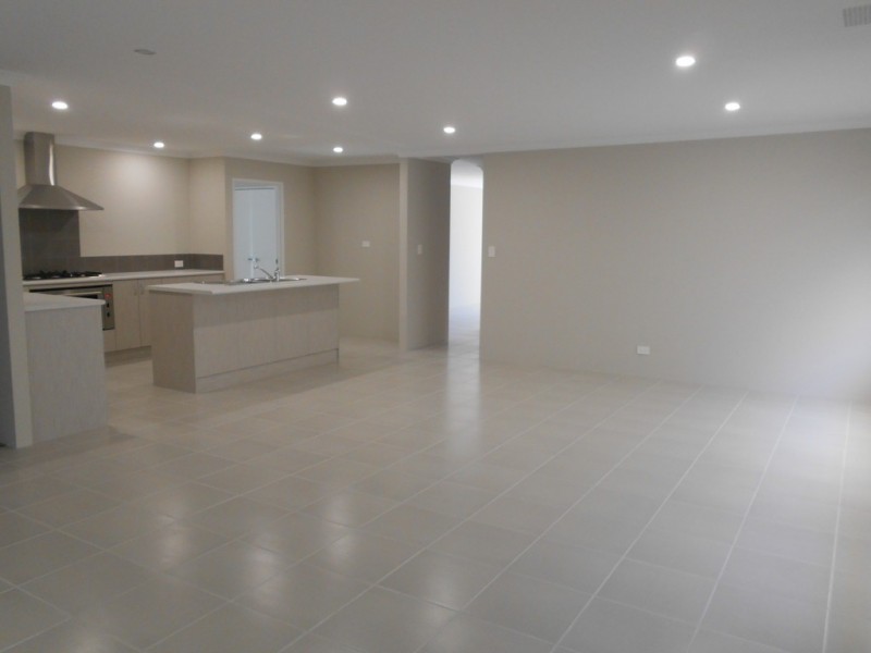 5 Gullane Way, Meadow Springs WA 6210