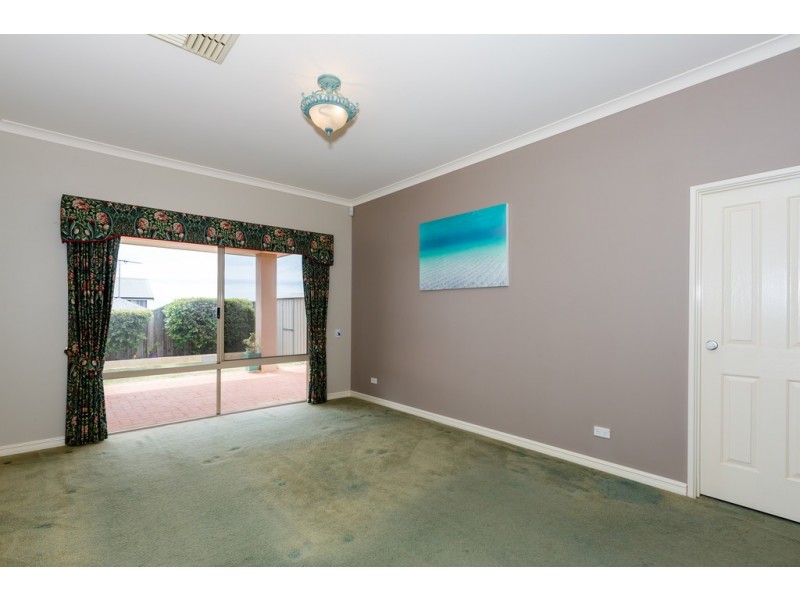 28 Hibbertia Follow, Halls Head WA 6210