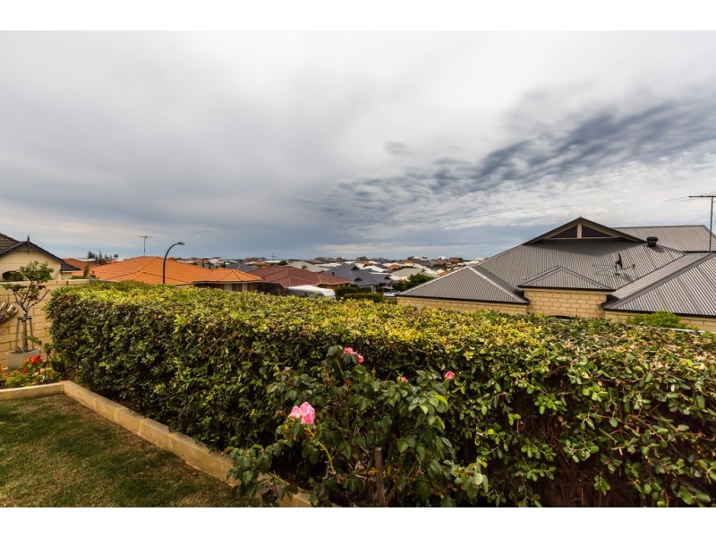 28 Hibbertia Follow, Halls Head WA 6210