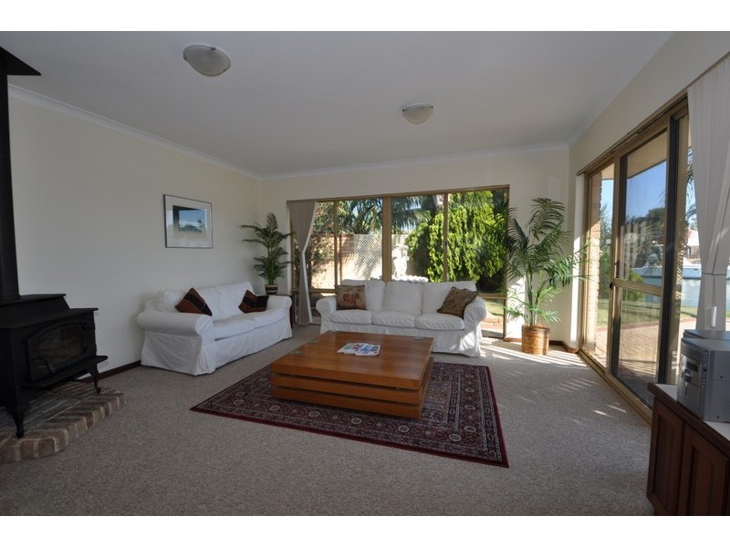 34 Warren Place, Dudley Park WA 6210