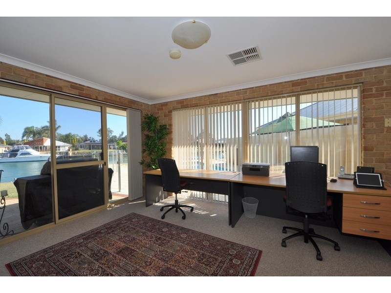 34 Warren Place, Dudley Park WA 6210