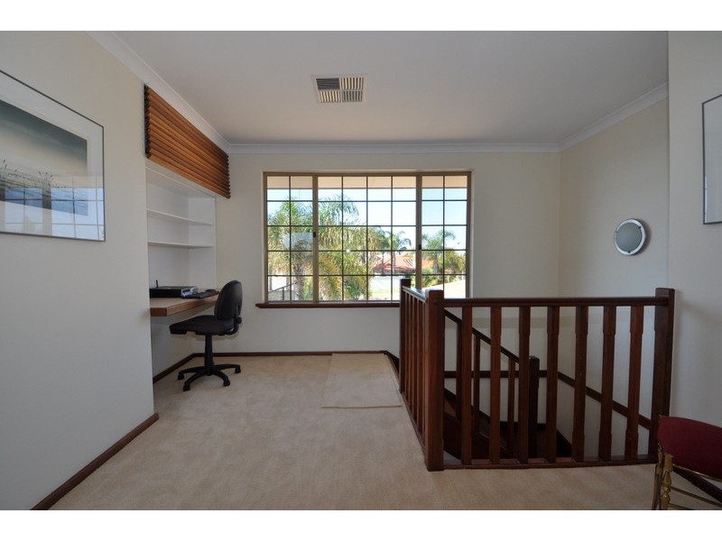 34 Warren Place, Dudley Park WA 6210