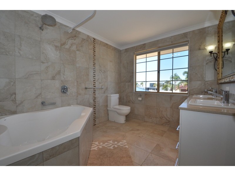 34 Warren Place, Dudley Park WA 6210