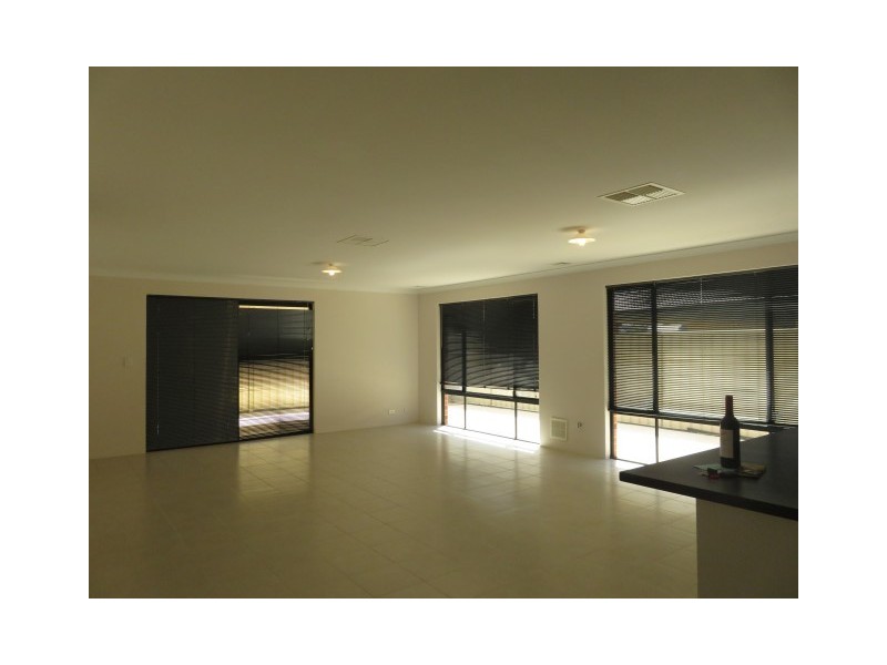 38 Lismore Ridge, Lakelands WA 6180