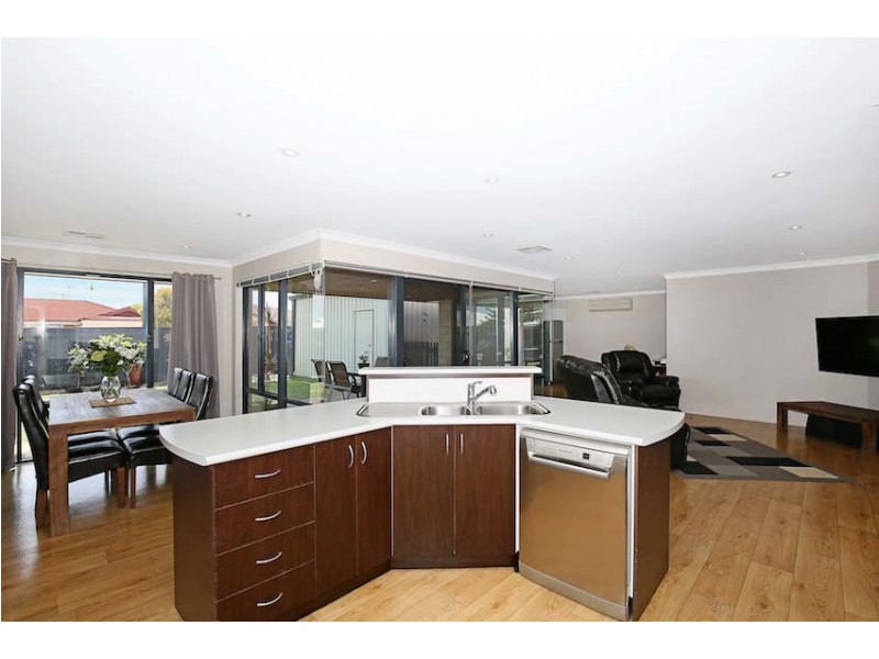 129 Peelwood Parade, Halls Head WA 6210