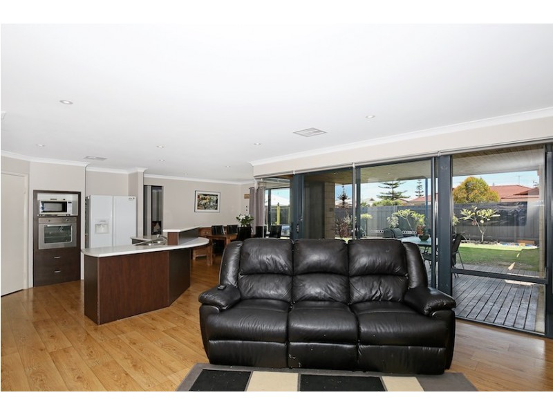 129 Peelwood Parade, Halls Head WA 6210