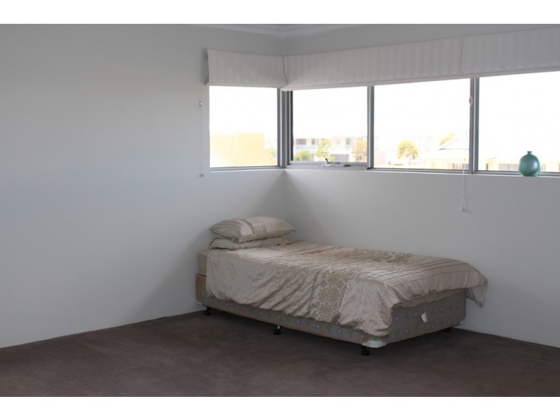 8 Gael Place, Dudley Park WA 6210