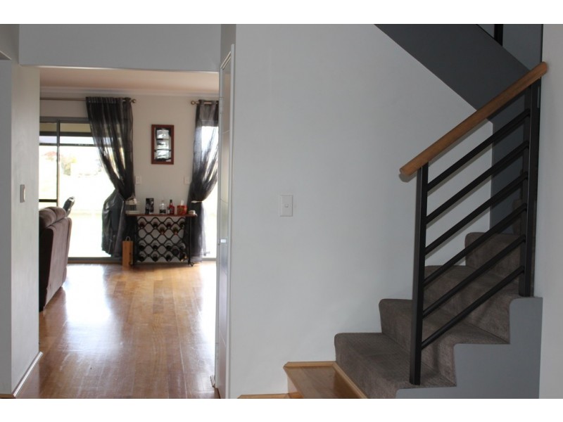 8 Gael Place, Dudley Park WA 6210