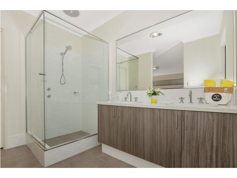 24 Senecio Way, Halls Head WA 6210