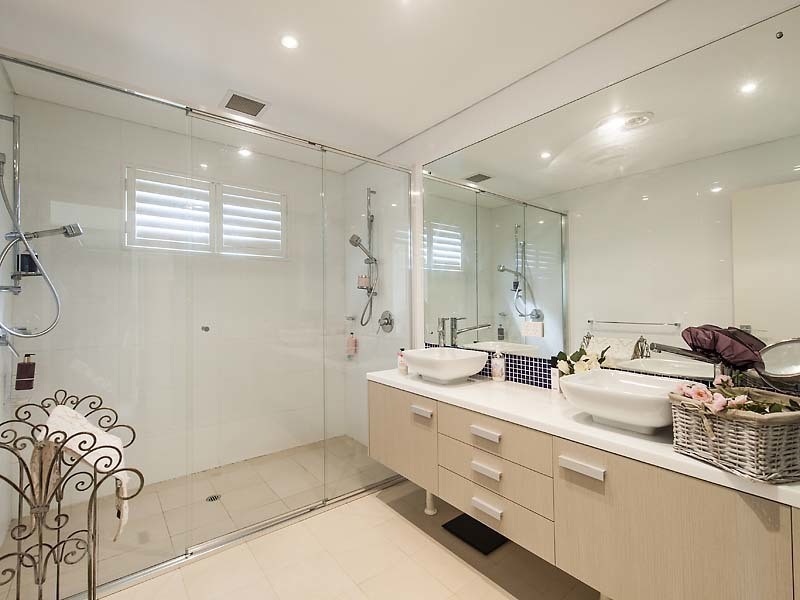 2/24 Oversby Street, Halls Head WA 6210