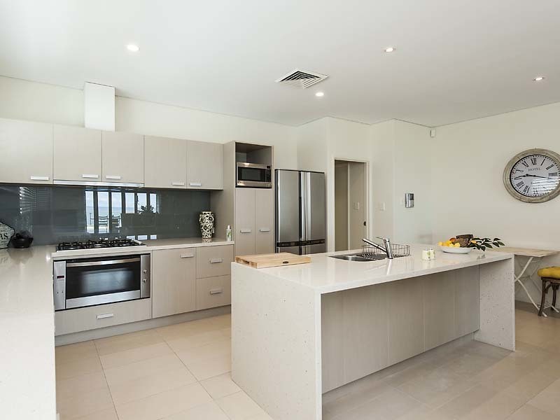 2/24 Oversby Street, Halls Head WA 6210