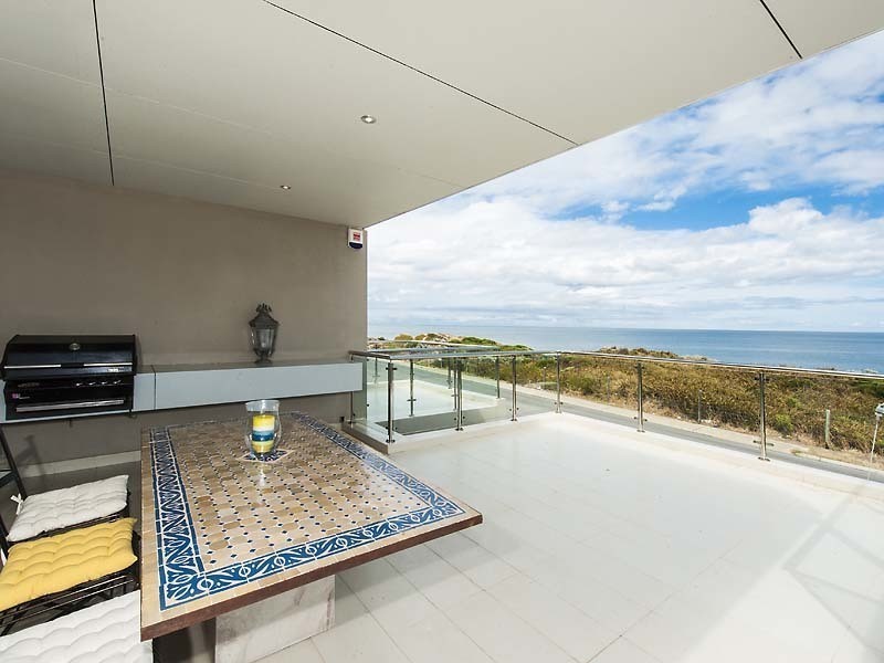 2/24 Oversby Street, Halls Head WA 6210