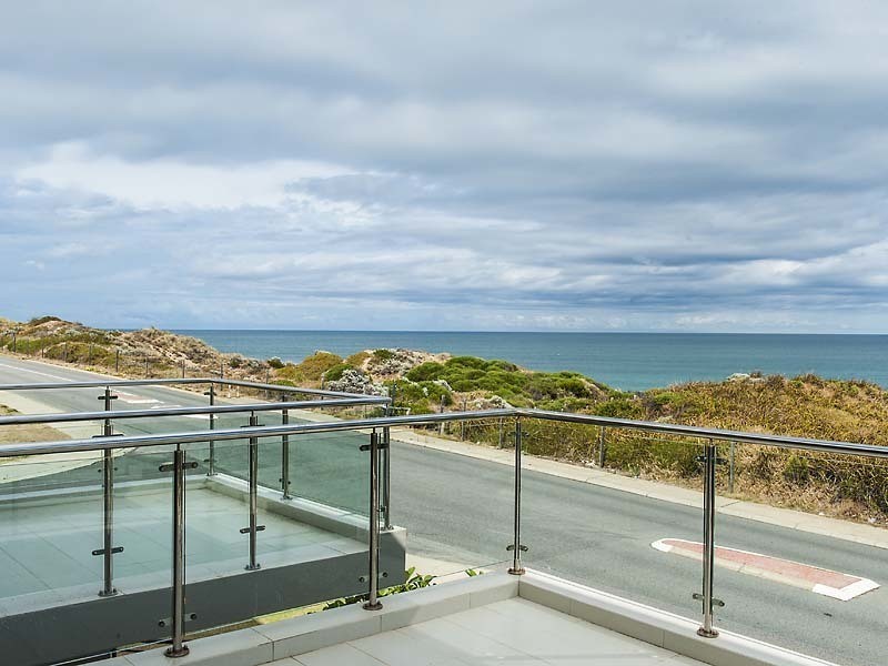 2/24 Oversby Street, Halls Head WA 6210