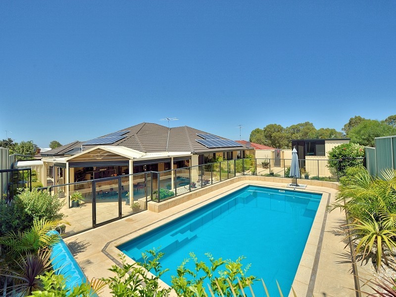 35 Floribunda Avenue, Halls Head WA 6210