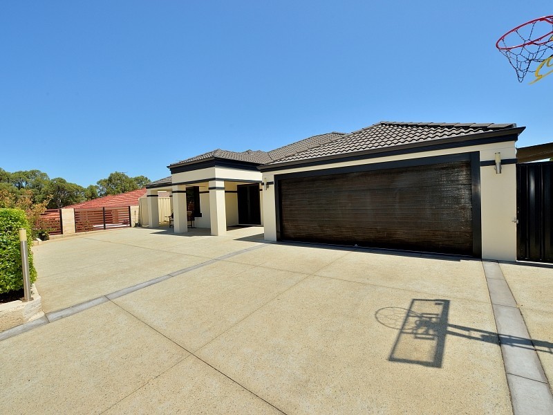 35 Floribunda Avenue, Halls Head WA 6210