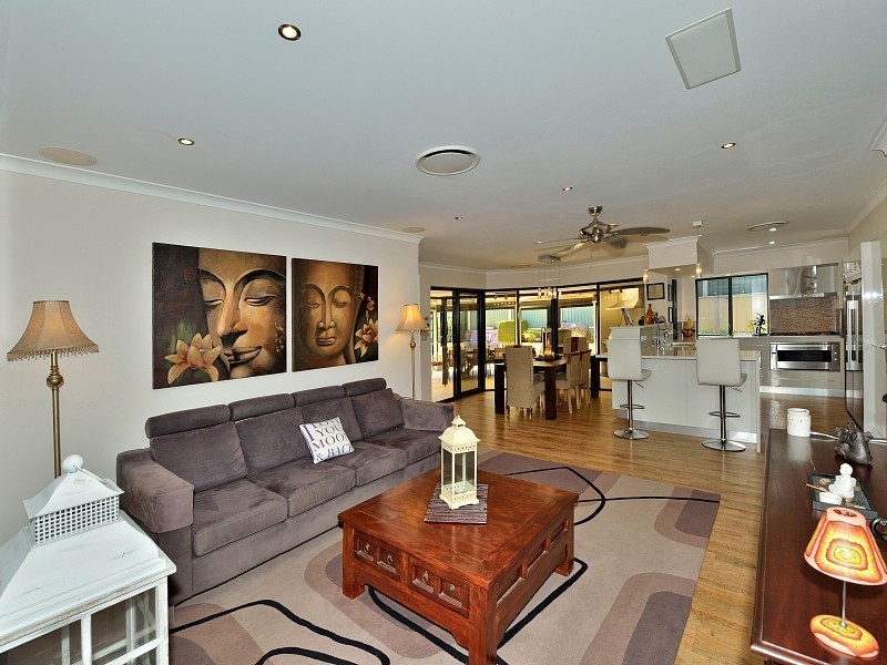 35 Floribunda Avenue, Halls Head WA 6210