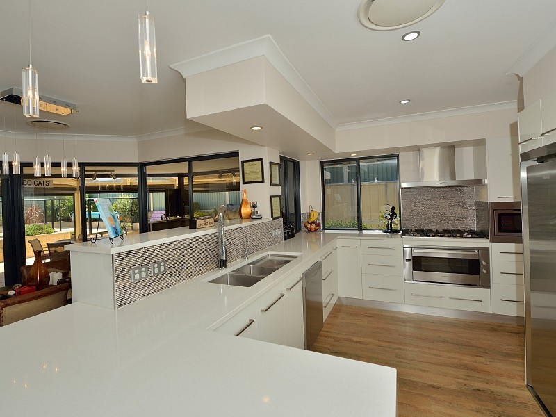 35 Floribunda Avenue, Halls Head WA 6210