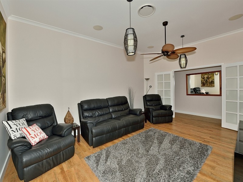 35 Floribunda Avenue, Halls Head WA 6210