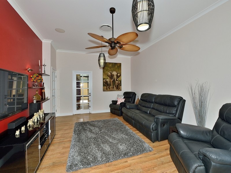 35 Floribunda Avenue, Halls Head WA 6210