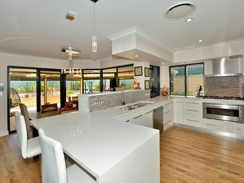 35 Floribunda Avenue, Halls Head WA 6210