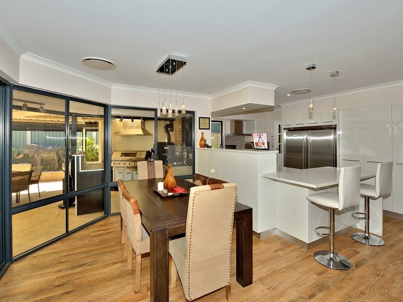 35 Floribunda Avenue, Halls Head WA 6210