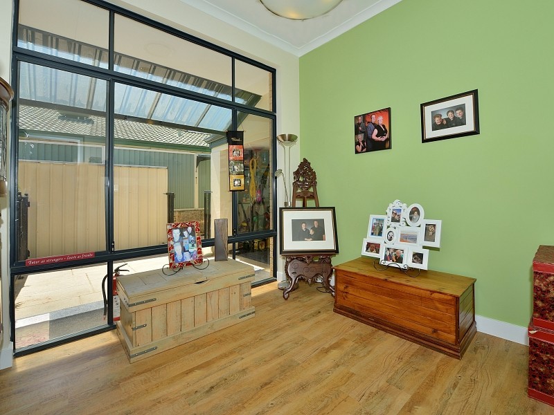 35 Floribunda Avenue, Halls Head WA 6210