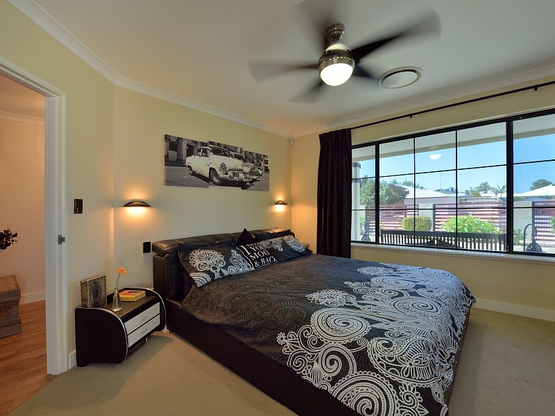 35 Floribunda Avenue, Halls Head WA 6210