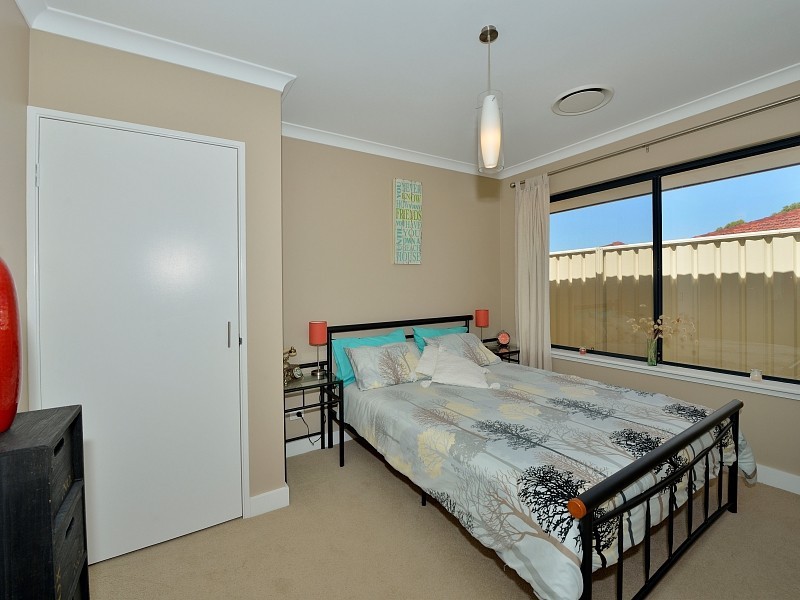 35 Floribunda Avenue, Halls Head WA 6210