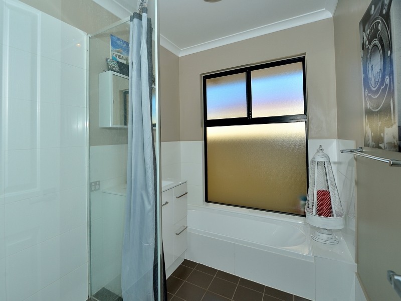 35 Floribunda Avenue, Halls Head WA 6210