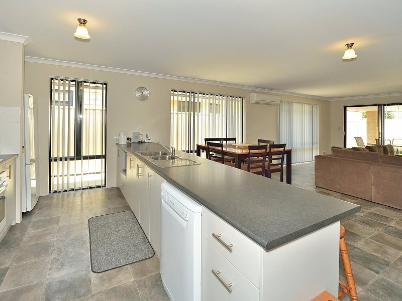 21 Highcliffe Circle, Lakelands WA 6180