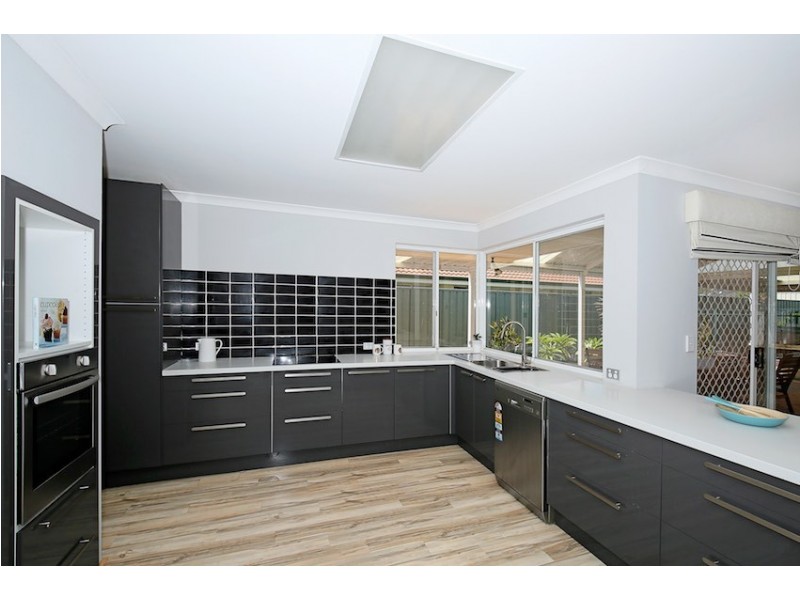 4 Templetonia Promenade, Halls Head WA 6210