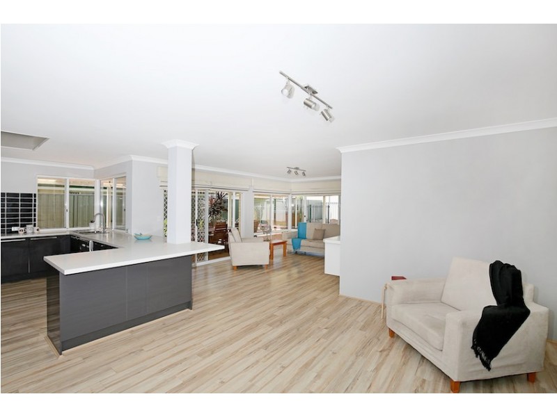 4 Templetonia Promenade, Halls Head WA 6210