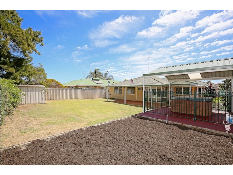 4 Templetonia Promenade, Halls Head WA 6210