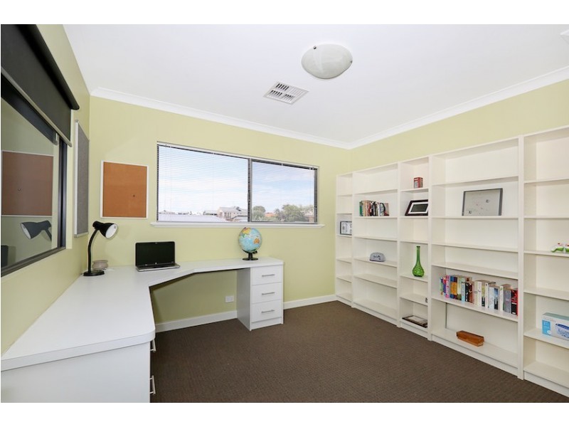 29 Hibbertia Follow, Halls Head WA 6210