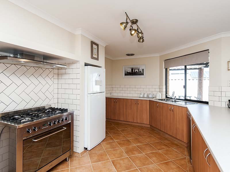 14 Waxberry Close, Halls Head WA 6210