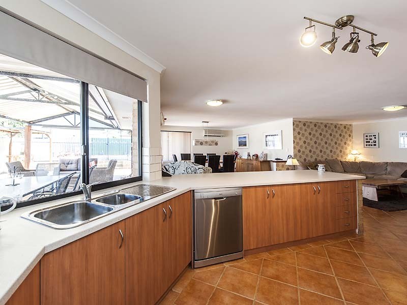 14 Waxberry Close, Halls Head WA 6210
