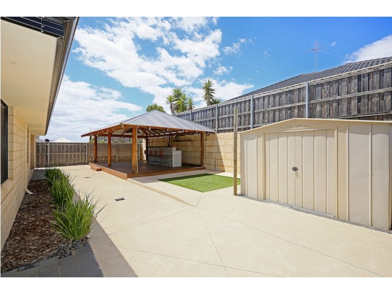 199 Peelwood Parade, Halls Head WA 6210